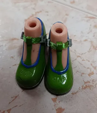Zapatos de muñeca verdes