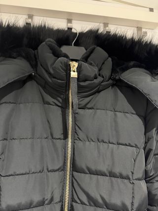 Plumas Stradivarius Negro con Capucha