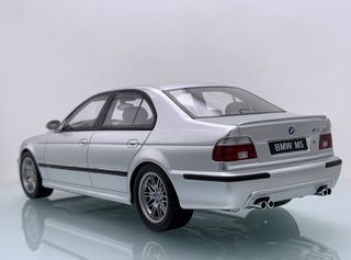 1:18 BMW M5 E39 año 2002 Plata Otto Mobile OT747B