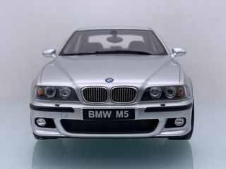 1:18 BMW M5 E39 año 2002 Plata Otto Mobile OT747B
