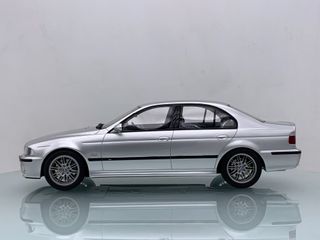 1:18 BMW M5 E39 año 2002 Plata Otto Mobile OT747B