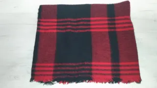 Sciarpa a quadri rossa e nera