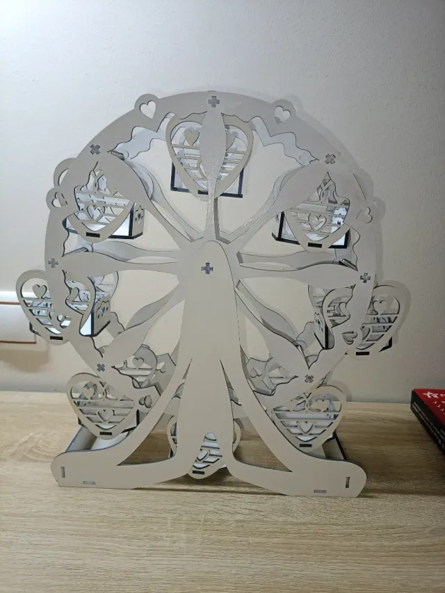 Noria de madera blanca con corazones