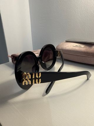 Gafas de sol Miu Miu negras