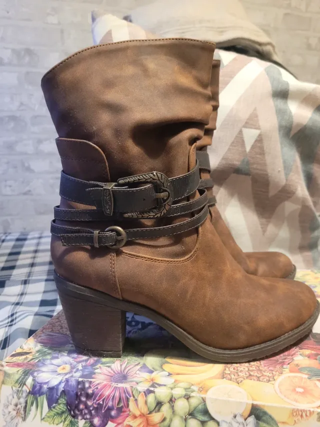 Botas marrones con tiras y hebilla