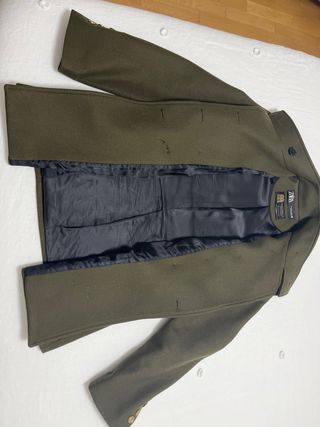 Abrigo verde militar con botones dorados, talla M