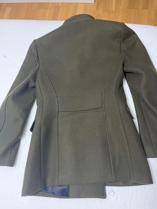 Abrigo verde militar con botones dorados, talla M