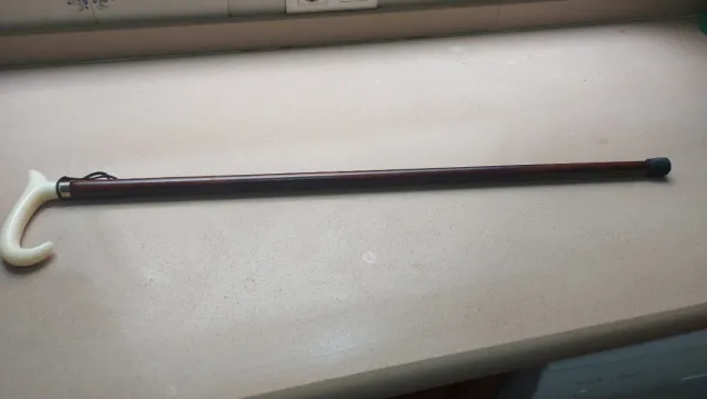 Bastón elegante con mango curvo