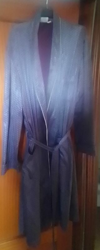 Bata de raso azul y morado