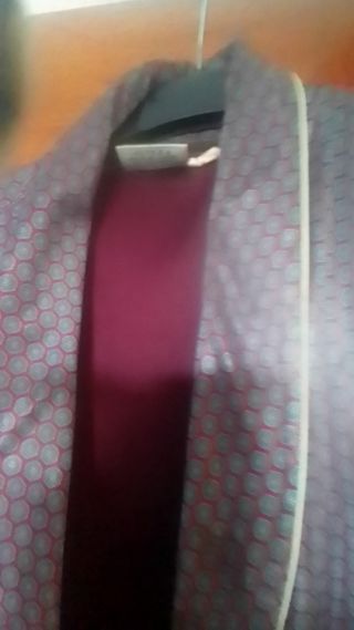 Bata de raso azul y morado