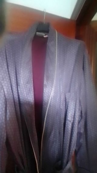 Bata de raso azul y morado