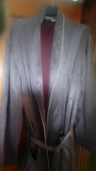 Bata de raso azul y morado