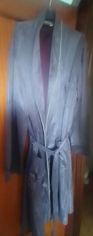 Bata de raso azul y morado