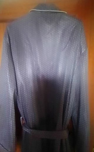 Bata de raso azul y morado