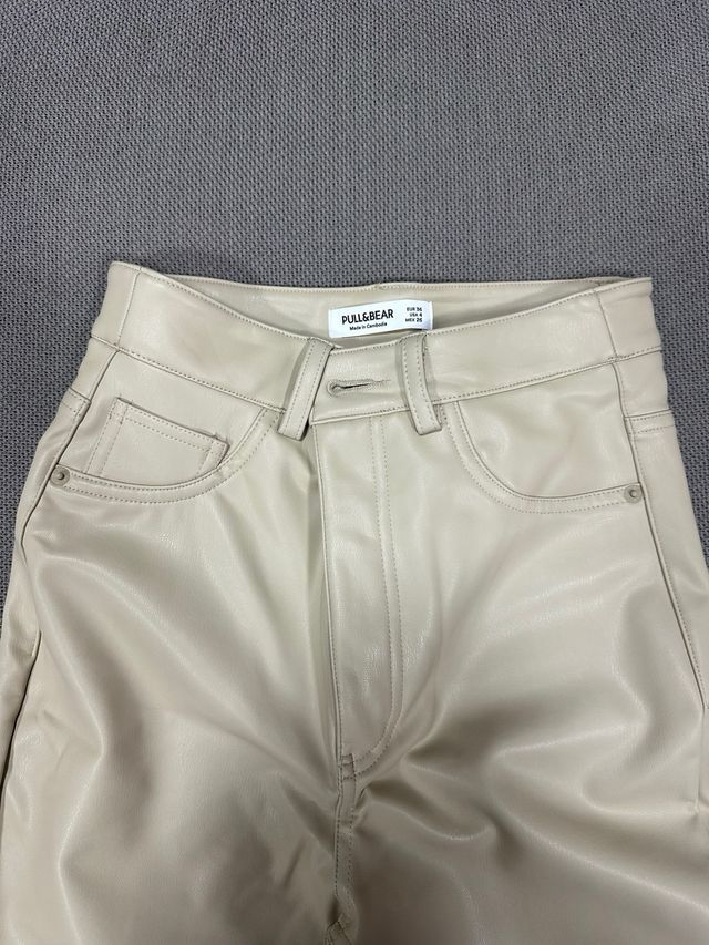 Pantalón polipiel beige Pull&Bear