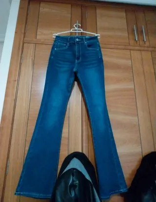 Pantalón vaquero flare azul