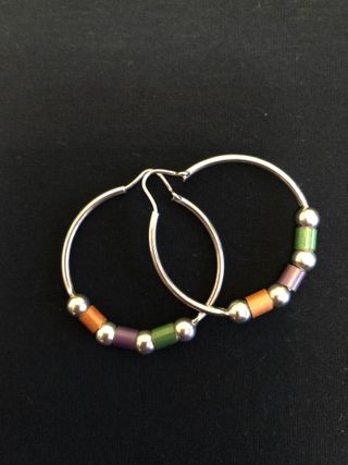Aros de plata con cuentas de colores