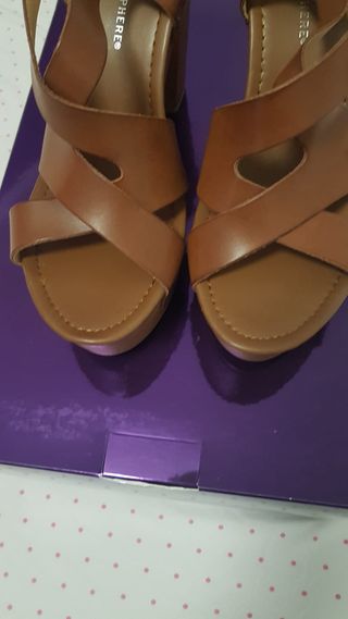 Sandalias de tacón con tiras marrones