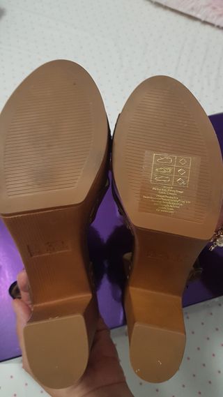 Sandalias de tacón con tiras marrones