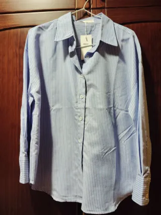Camisa de rayas azul y blanca