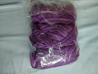 3 rollos de hilo púrpura
