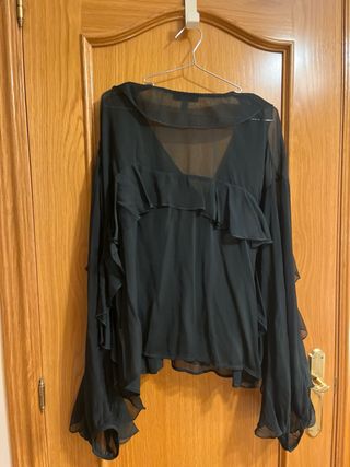 Blusa Hoss Intropia negra volantes