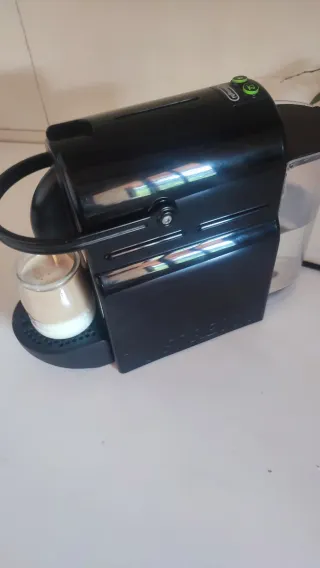 Cafetera Nespresso Delonghi Negra