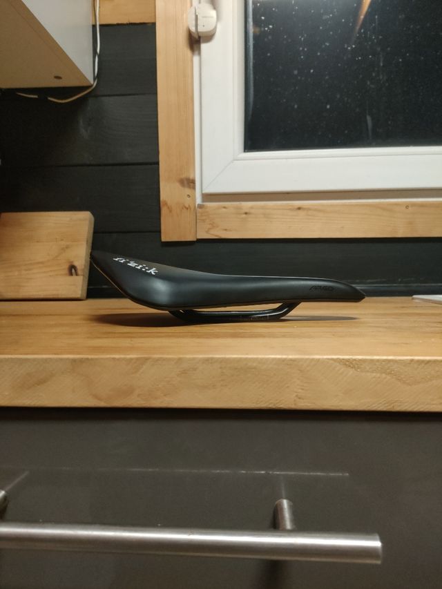 Sillín Fizi:k Vento 140mm