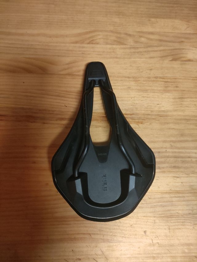 Sillín Fizi:k Vento 140mm