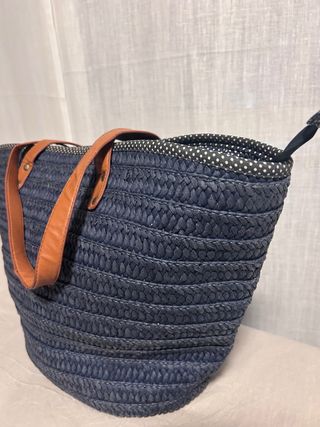 Bolso de mimbre azul con asas de cuero