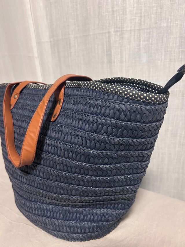 Bolso de mimbre azul con asas de cuero