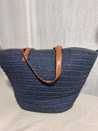Bolso de mimbre azul con asas de cuero