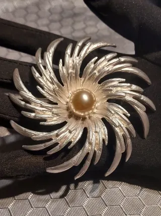 Broche floral con perla bisutería joyas mujer moda