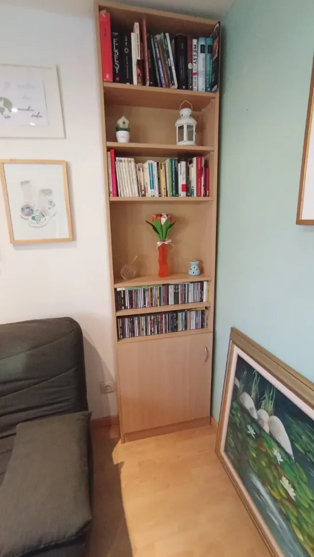 Estantería de madera color beige/marrón