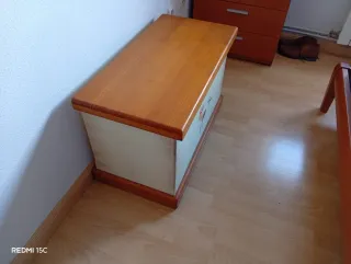 Baúl y cabecero juvenil de madera maciza