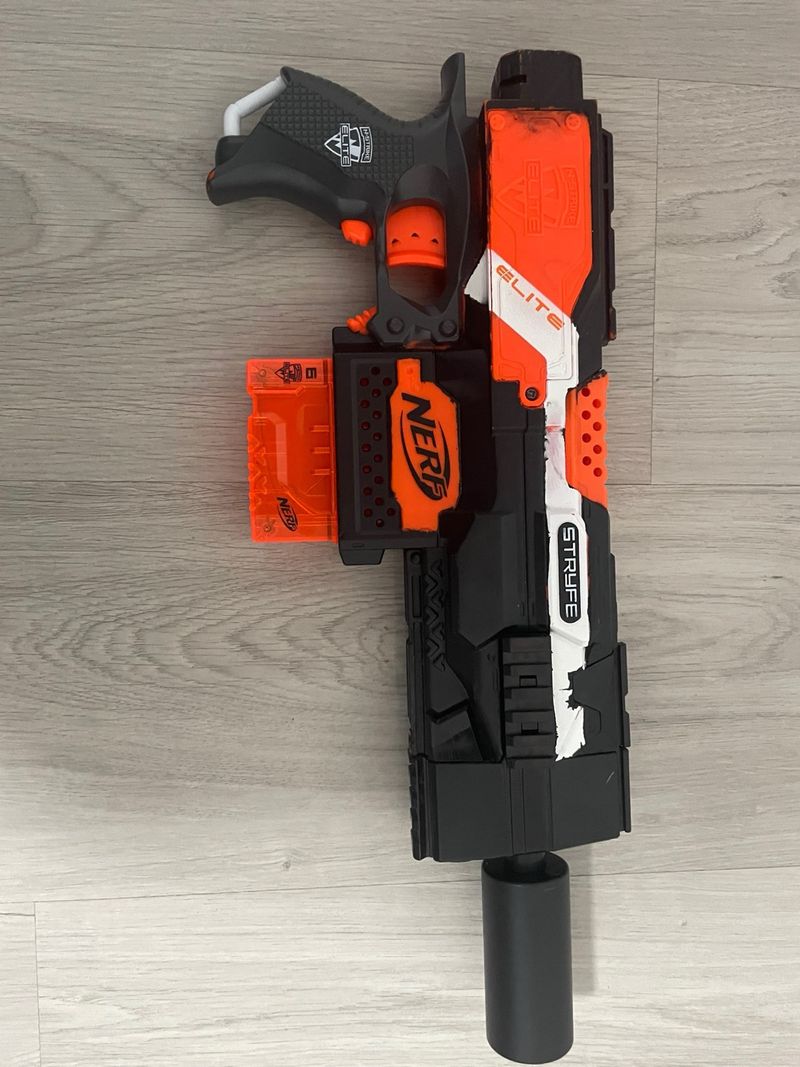 Pistola Nerf Elite Stryfe Naranja/Negra de segunda mano por 20 EUR