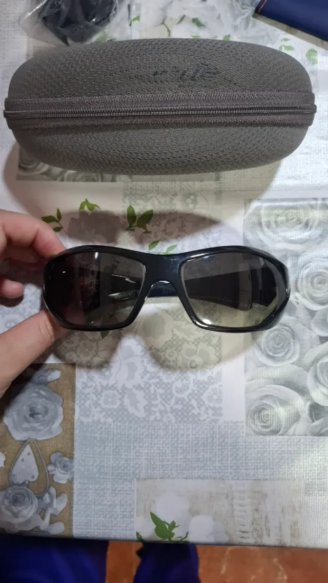 Gafas de sol Arnette negras y grises