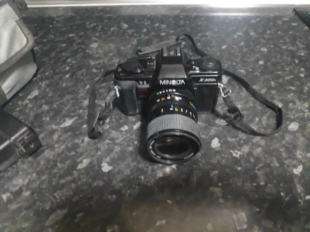 Cámara Minolta X300 + Objetivo + Bolso+ otro flas