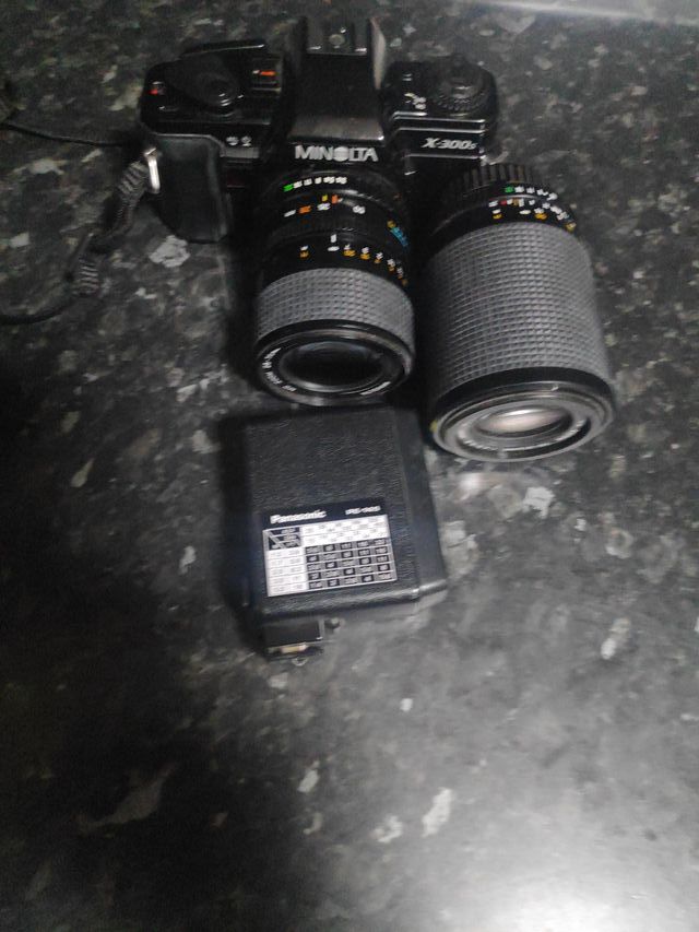 Cámara Minolta X300 + Objetivo + Bolso+ otro flas
