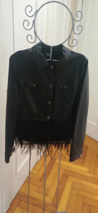 Cazadora LIU.JO, con plumas, negra. Sin estrenar