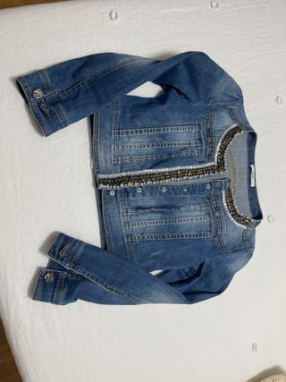 Chaqueta tejana corta con pedrería