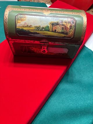 Antico bauletto in latta decorato