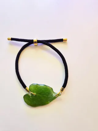 Pulsera con hoja verde y detalles dorados