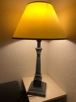 Lámpara de mesa azul y amarilla