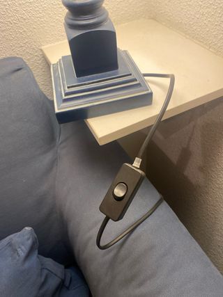 Lámpara de mesa azul y amarilla