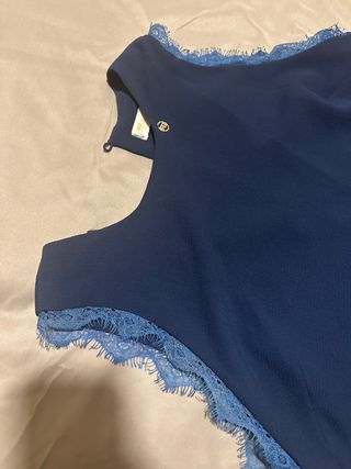 Blusa azul con encaje