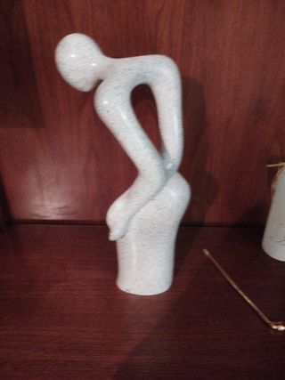 Escultura de golfista moderna