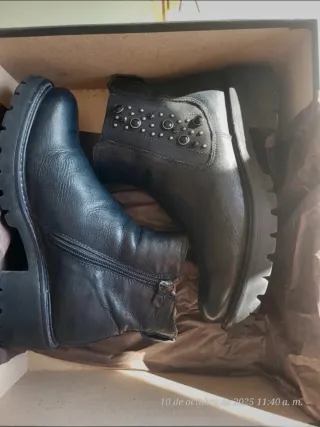 Botines negros con tachuelas