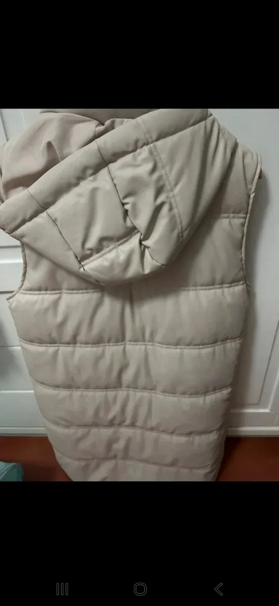 Chaleco largo beige Zara con capucha