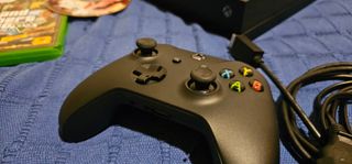 Xbox One X 1TB Negra + Mando + Juegos